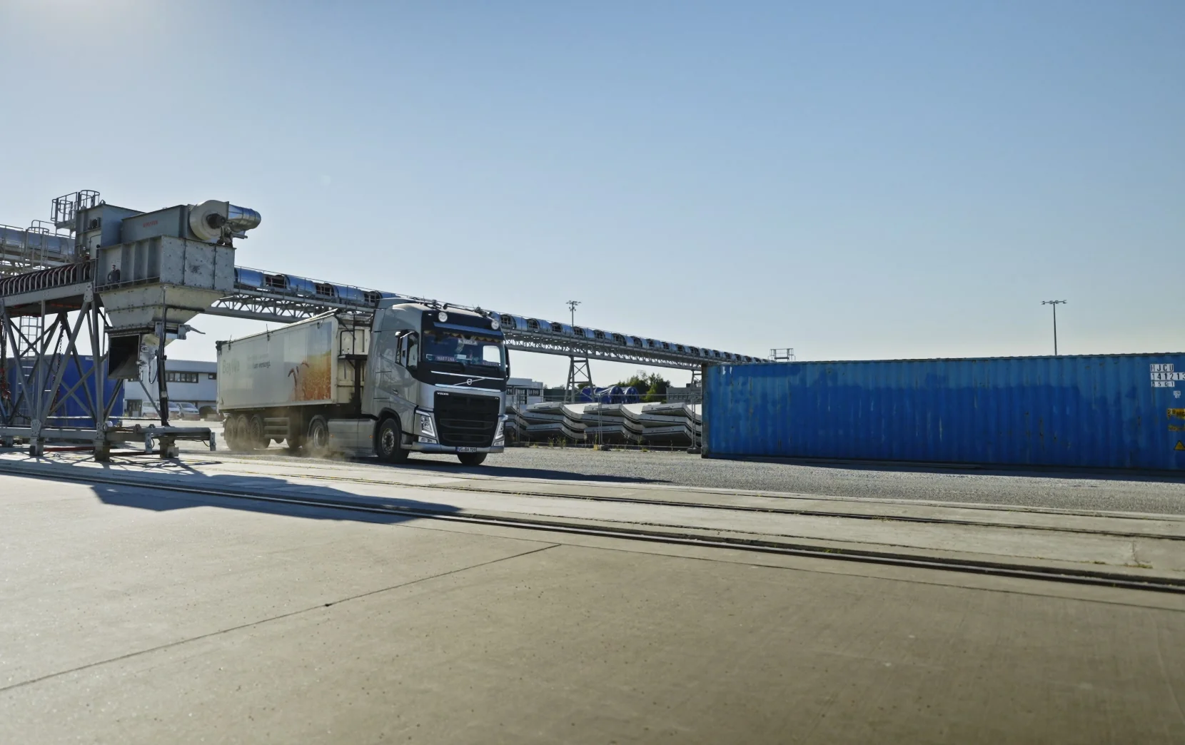 Hafen Mukran – LKW am Förderband