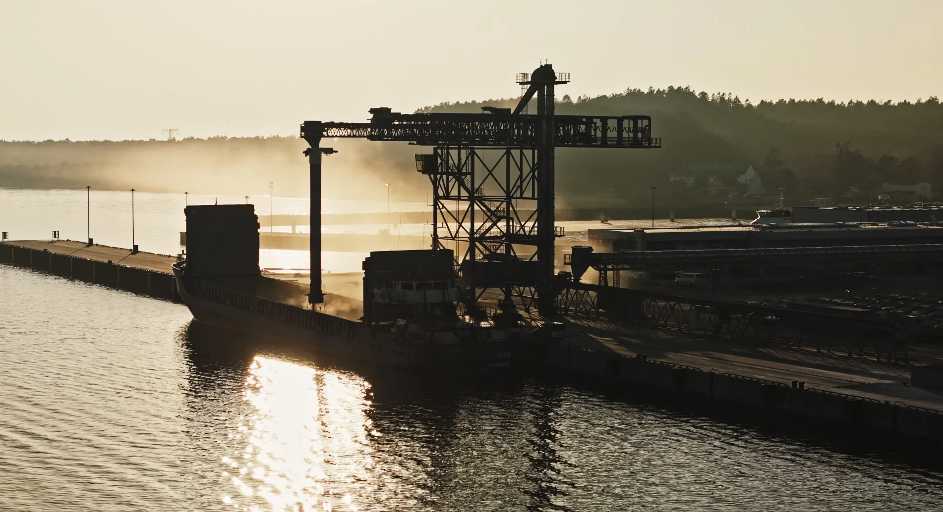 Hafen Mukran – Verladekran im Gegenlicht